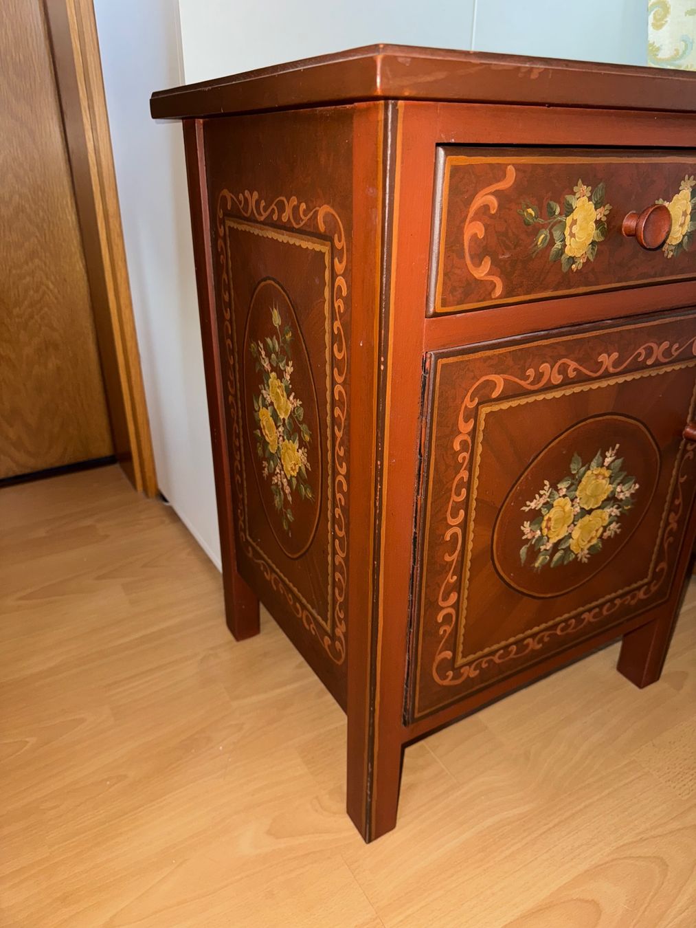 Kommoden: Schöne handbemalte Kommode, kleiner Schrank – Gebraucht aus Grosswangen von Second_hand_paradise 1