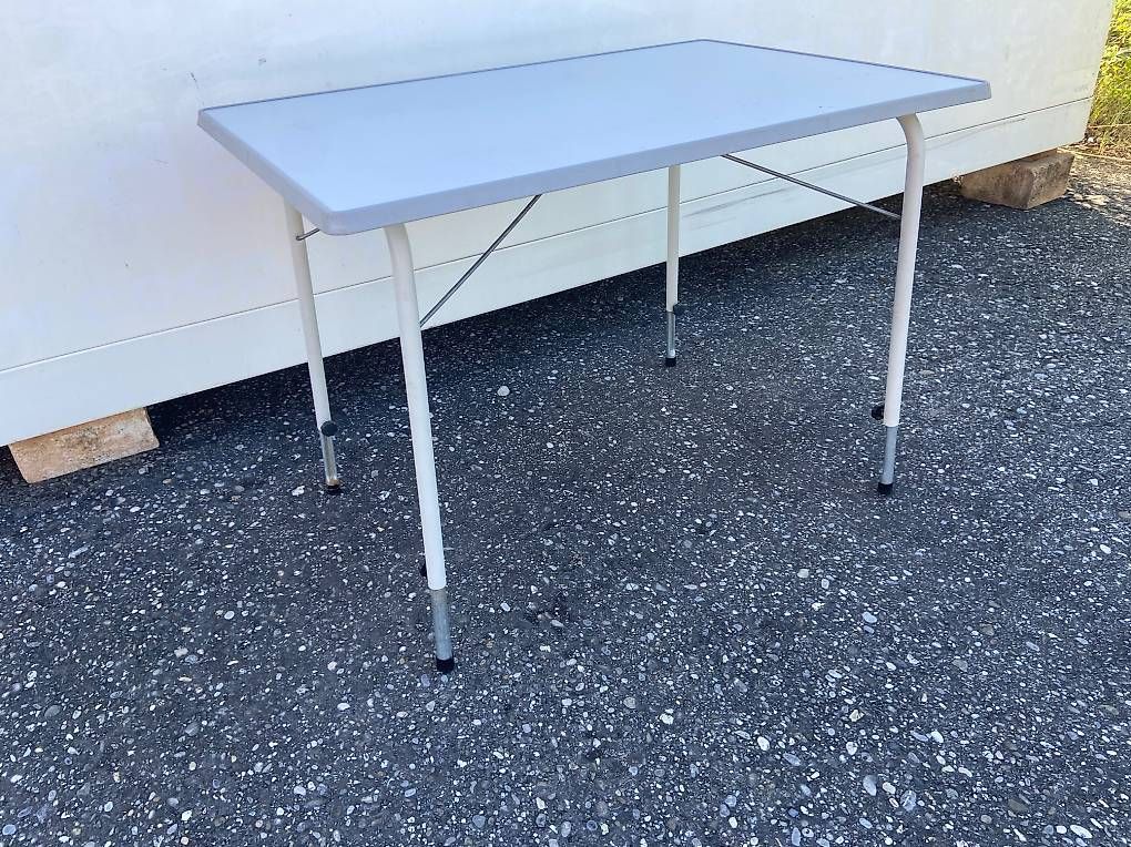 Sedie:  Campingtisch plus 5 Campingstühle beides Klappbar – Usato da Leuzigen venduto da Doppelrad 4