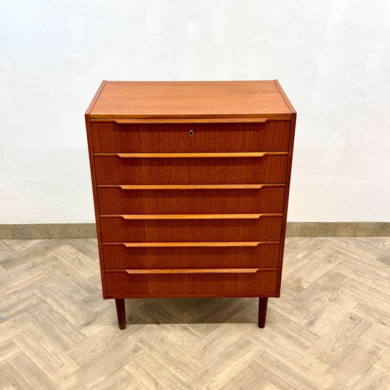 Cassettiere: Mid Century dänische teak Kommode – Usato da basel venduto da futureforyesterday 1