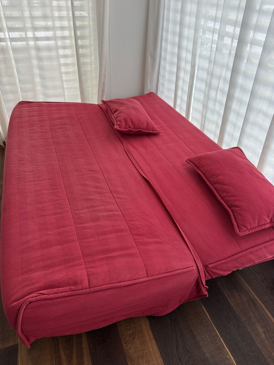 Ikea Letti: Comfortable IKEA Red Sofa Bed with cushions – Usato da Jonen venduto da chrispluess 3