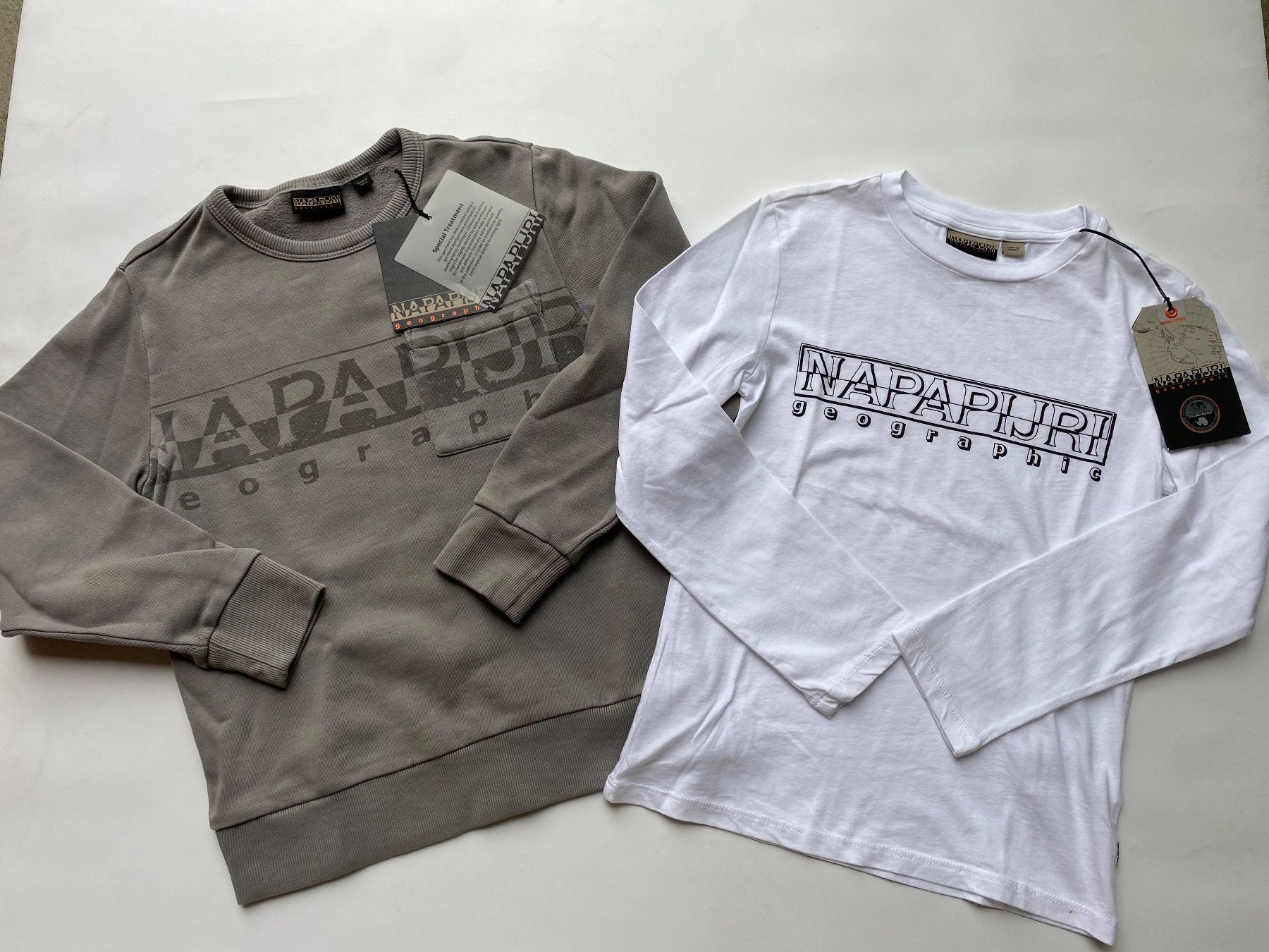 Napapijri Maglioni & Felpe: Napapijri Pull Enfants Taille 8 ans -50% – Nuovo e nell'imballaggio originale da Orbe venduto da D-stockFactory-Orbe