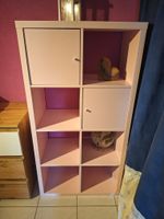 Rosa Regal mit Türen und offene Fächer - praktisch, stilvoll