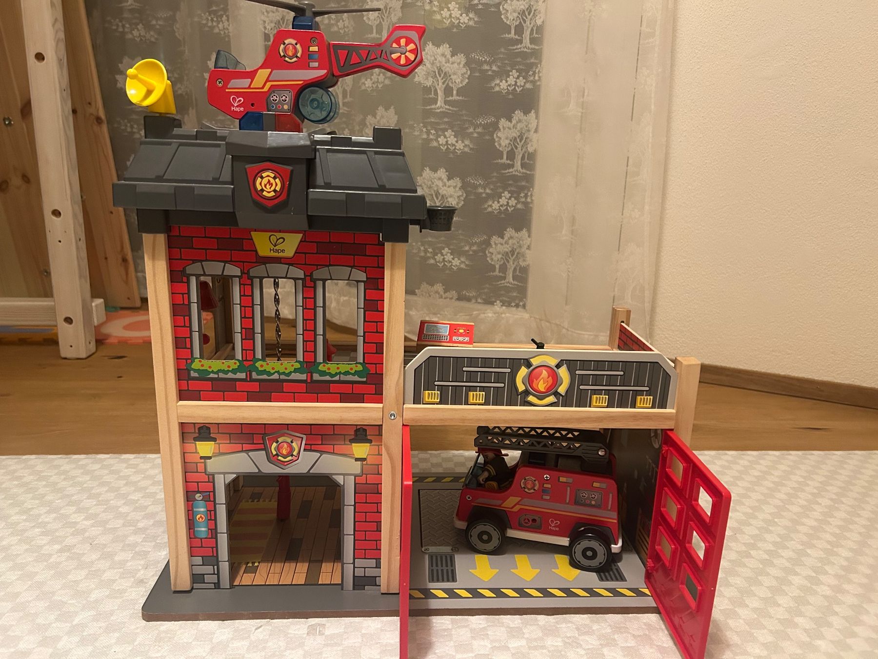 Hape Giocattoli: HAPE Grossstadt-Feuerwache – Usato da Zürich venduto da julia20016
