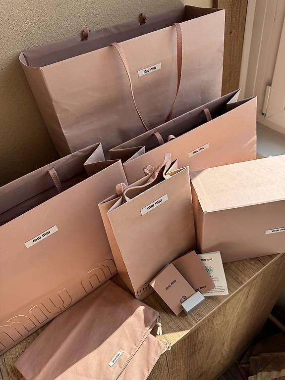 Casse di trasporto: Originales Miu Miu Luxus-Verpackung Mega-Set – Usato da Emmetten venduto da kel_982x 1