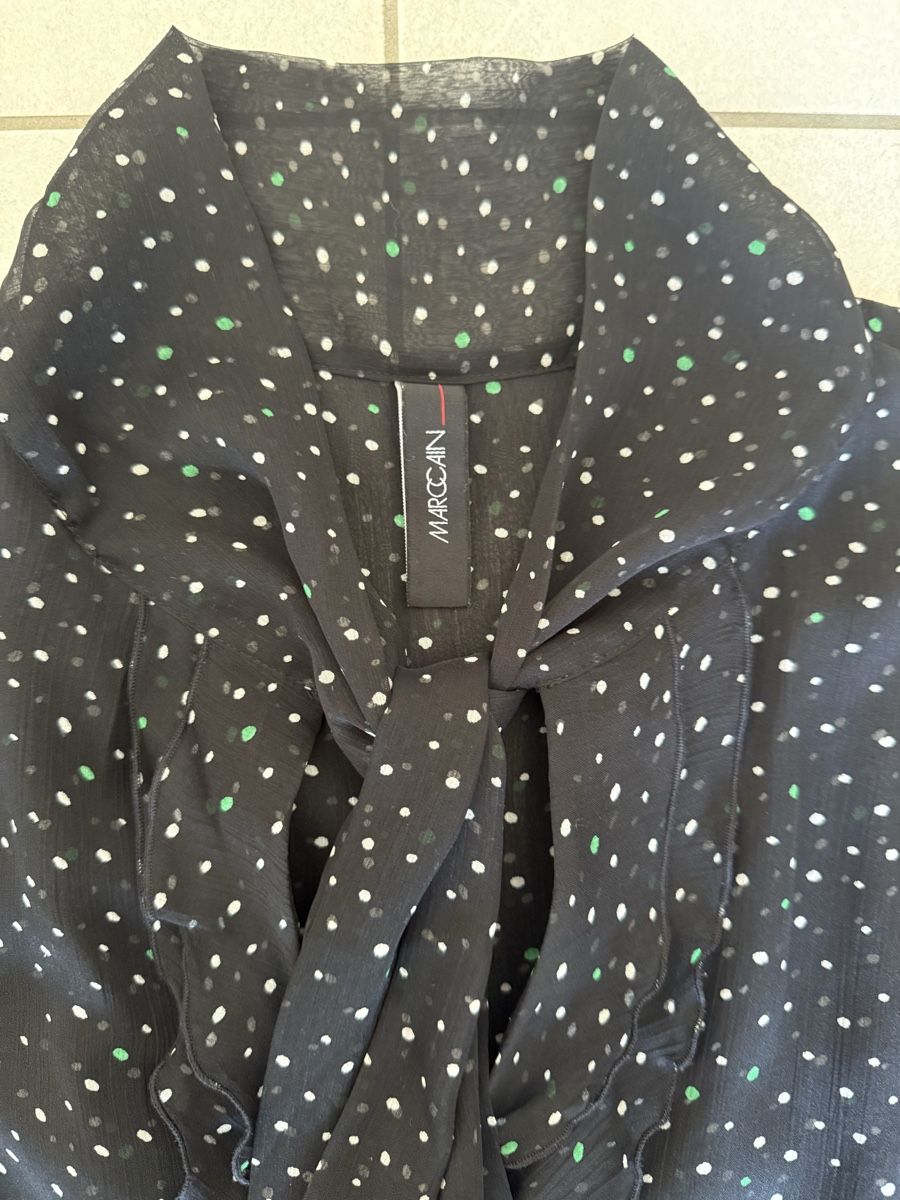 Marc Cain Chemisiers: Marc Cain Bluse schwarz gepunktet Grösse 38/40 – D'occasion à Nänikon par Monimos 3