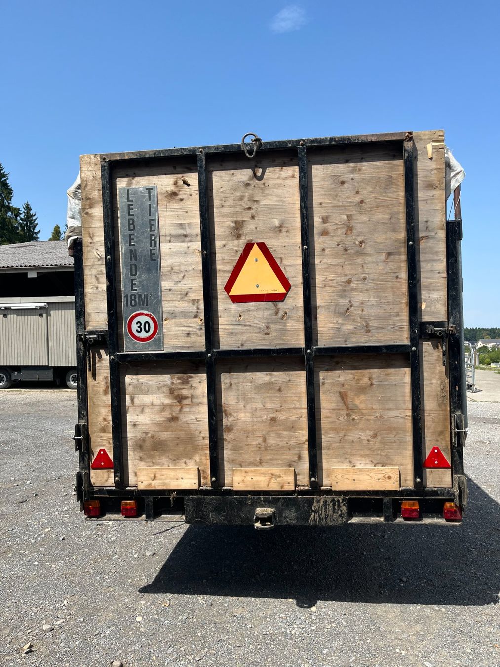 Rimorchi: Viehanhänger mit Dach Plane gebraucht – Usato da Oberrüti venduto da Khuuleente 2