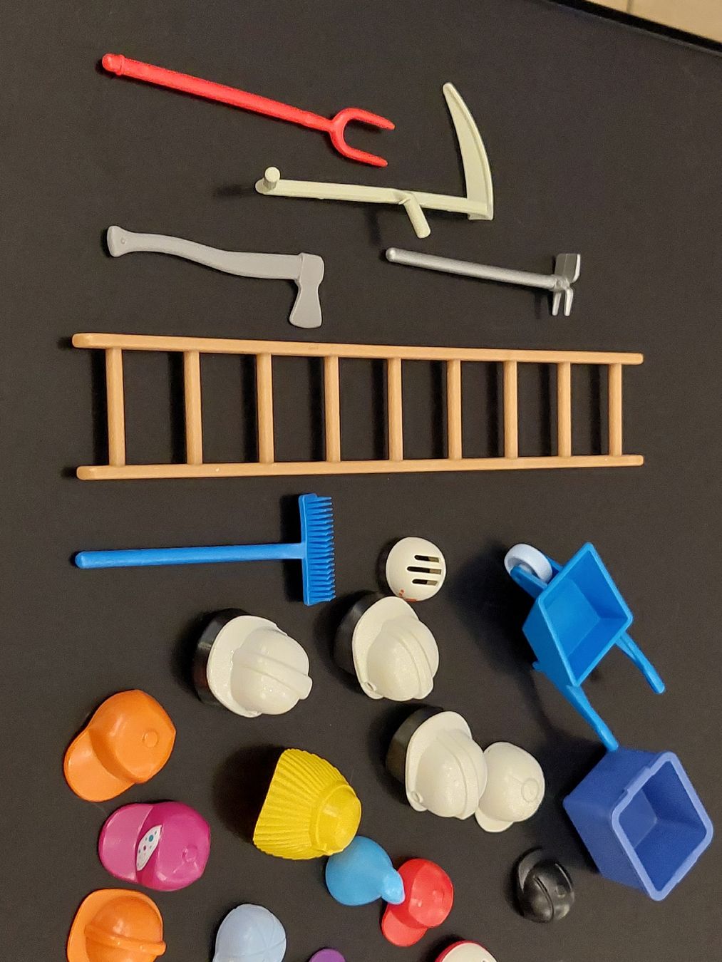 Playmobil Giocattoli: Playmobil  Helme,  Werkzeug  usw  . – Usato da Zetzwil venduto da lanst08 4