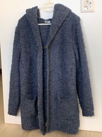 Warme Strickjacke halblang mit Kapuze, Gr. M, Rauchblau