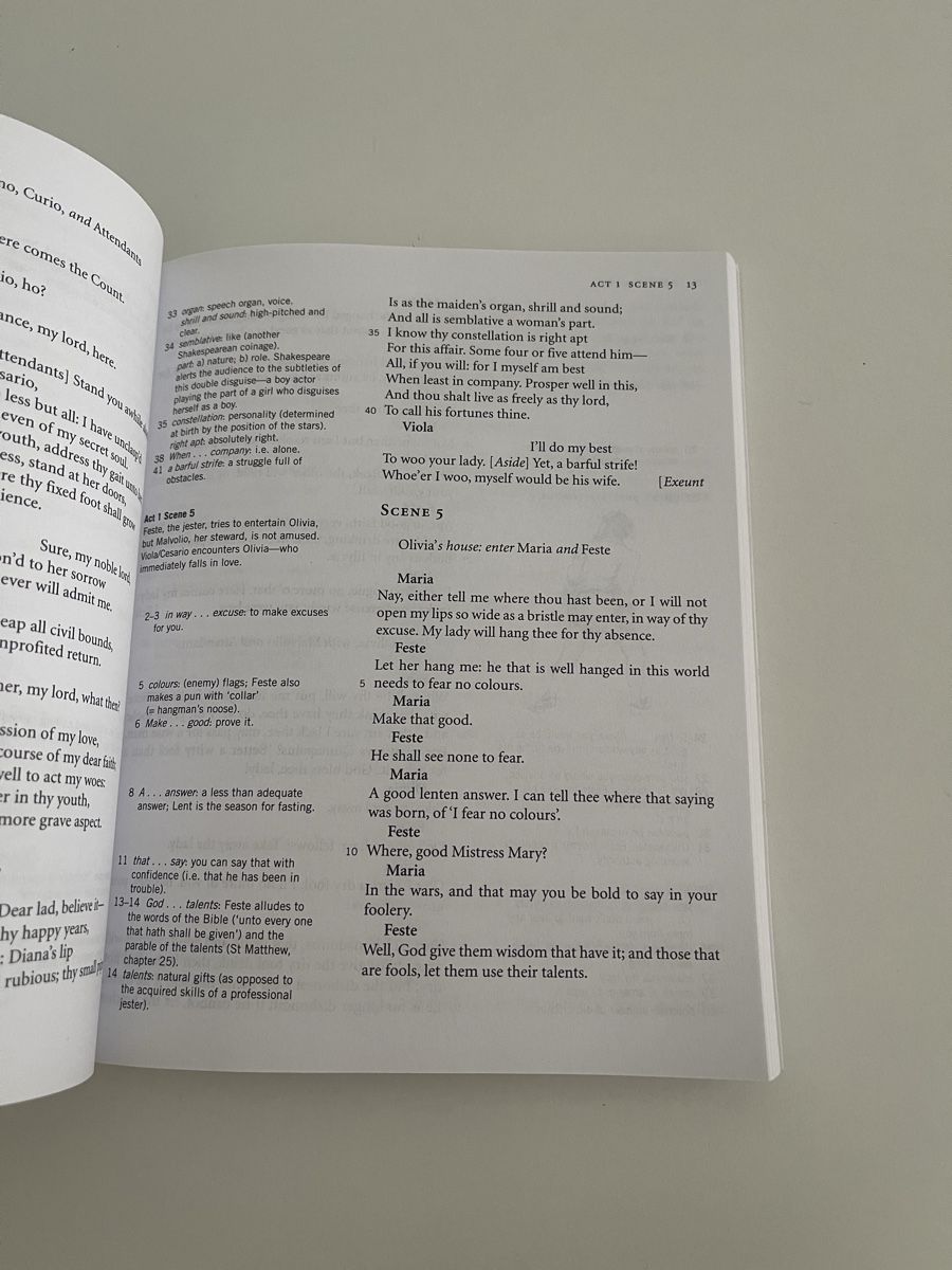 Libri: Twelfth Night von William Shakespeare – Nuovo (secondo la descrizione) da Neuenegg venduto da aba_g85b 1