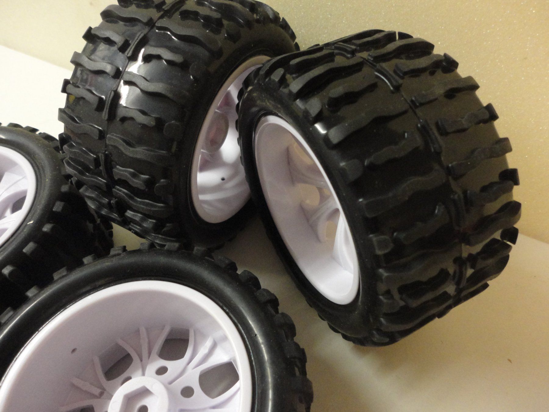 Modellismo RC: RC Auto Reifen Set, Offroad, Neu! – Nuovo e nell'imballaggio originale da Horgen venduto da RcModell 4