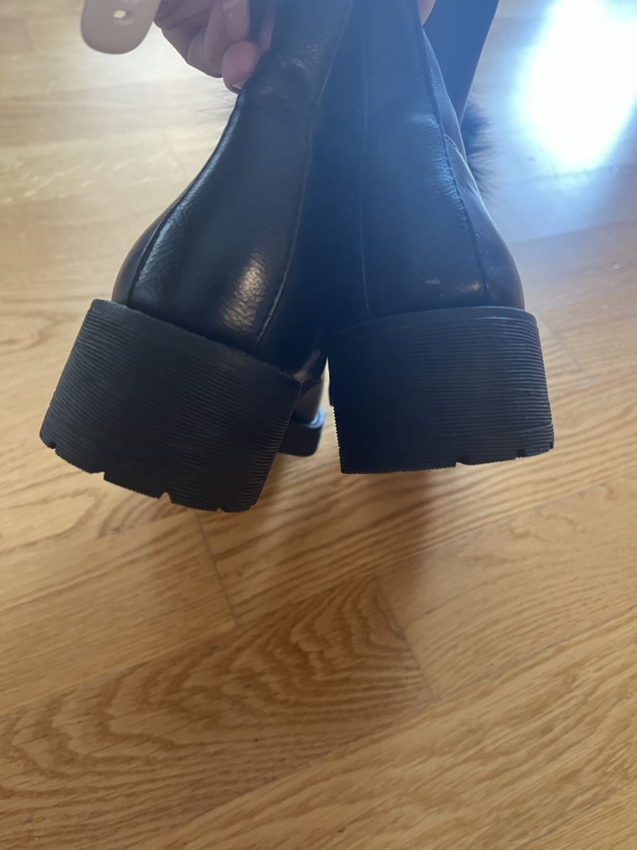 Damenschuhe: Schwarze Winterstiefel Gr. 38 mit echten Fellbommel – Gebraucht aus Rüschlikon von leo_mwz2 3