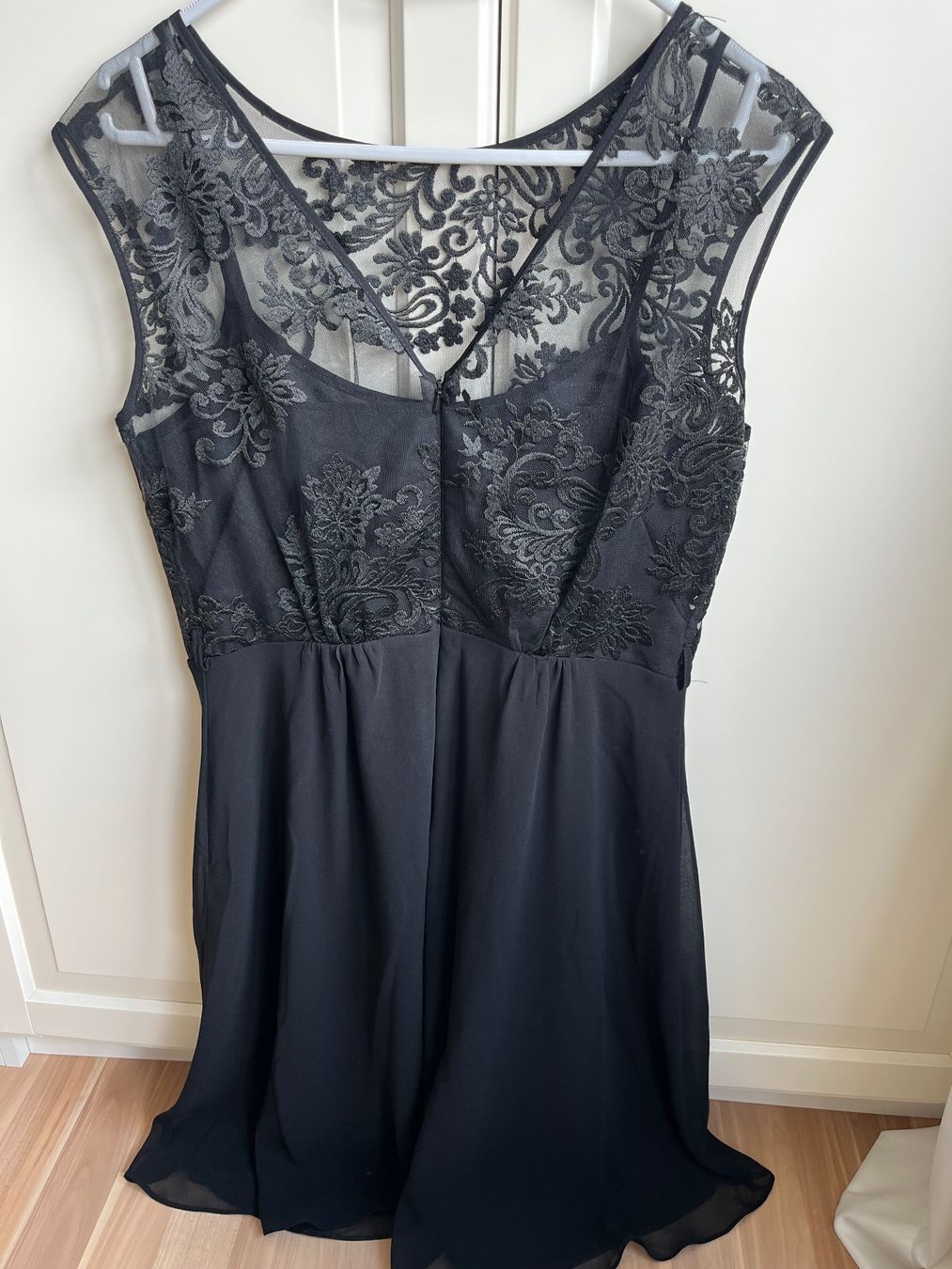 Vestiti: Schönes elegantes schwarzes Kleid. Neu – Nuovo e nell'imballaggio originale da Oetwil an der limmat venduto da Sual 2