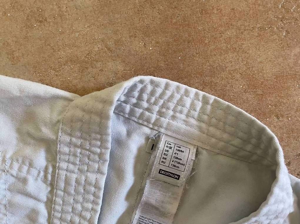 Anzüge: A vendre Kimono complet Decathlon, taille 130 – Gebraucht aus Yverdon-les-Bains von mic_v8yx 2
