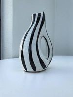 Ravissant vase noir et blanc signé REVERNAY