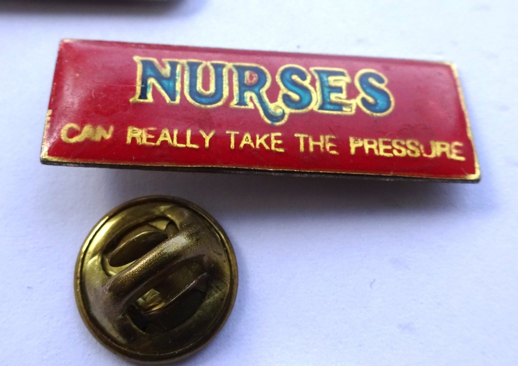 Plaquettes & Badges: Pin NURSES  can really take teh pressure – D'occasion à Utzenstorf par BUtter81
