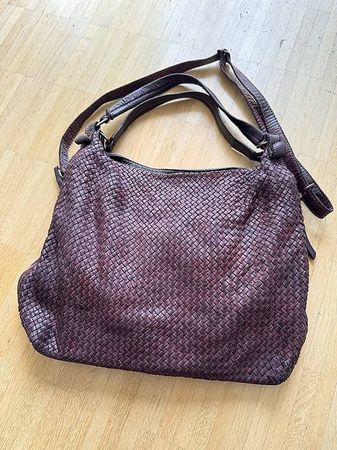 Geflochtene Lederhandtasche in Bordeauxrot