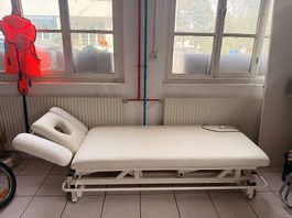 Behandlungsliege / Massageliege mit verstellbarem Kopfteil