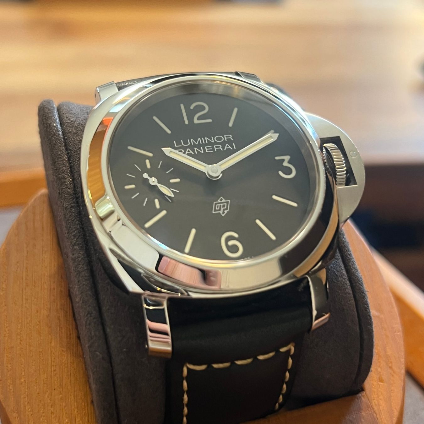 Panerai Montres: Panerai Luminor Base Black Dial Full Set PAM01084 – D'occasion à Carouge GE par Watchaser 1