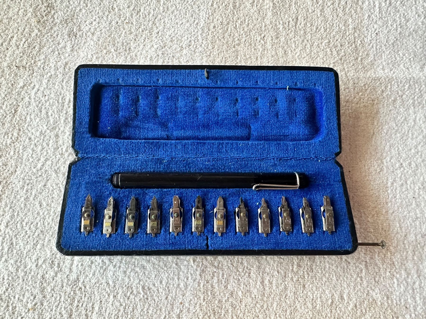 Pelikan Penna & Evidenziatori: Pelikan Graphos Federhalter mit 12 Spitzen – Usato da Thayngen venduto da Fliegheli