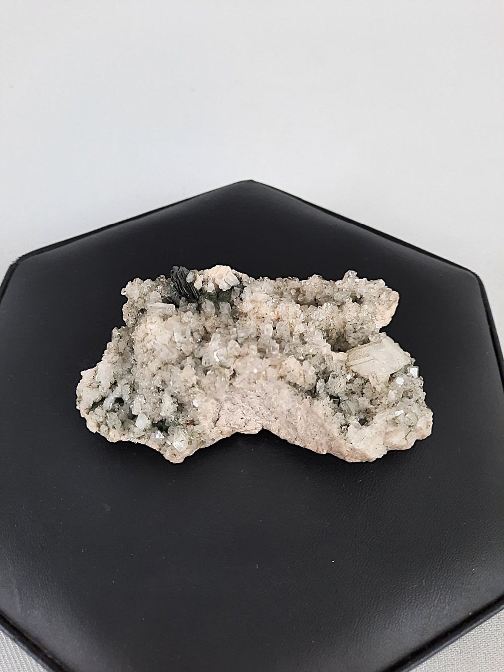 Minerali & Pietre curative: Apophyllit-Stufe mit schwarzem Turmalin – Usato da Beinwil am See venduto da Restwert_Beinwil