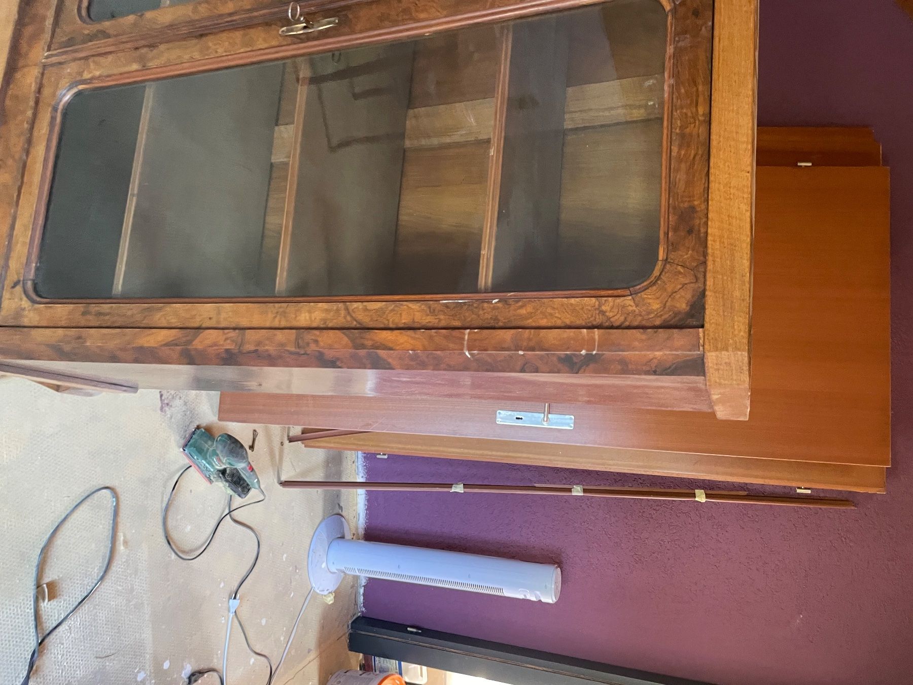 Vetrine: Vitrine Nussbaumfuniert mit Glastüren. Restaurationsbedarf – Usato da Stettlen venduto da Christian80 1