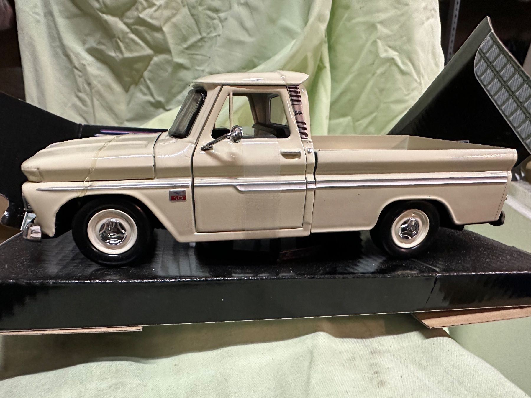 Chevrolet Modellini d'auto: Chevrolet 1966 fleetside pick up oldtimer classic – Nuovo (secondo la descrizione) da Reinach AG venduto da rares75 1