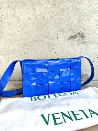 BOTTEGA VENETA Paper Calfskin Maxi Intreccio Cassette Tasche