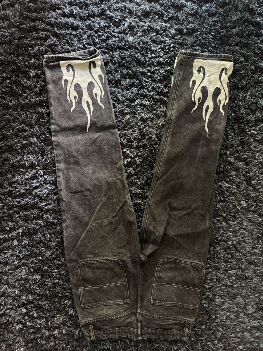 Jeans: Trapstar slimfit Jeans – Usato da Luzern venduto da Neonpigeon 1