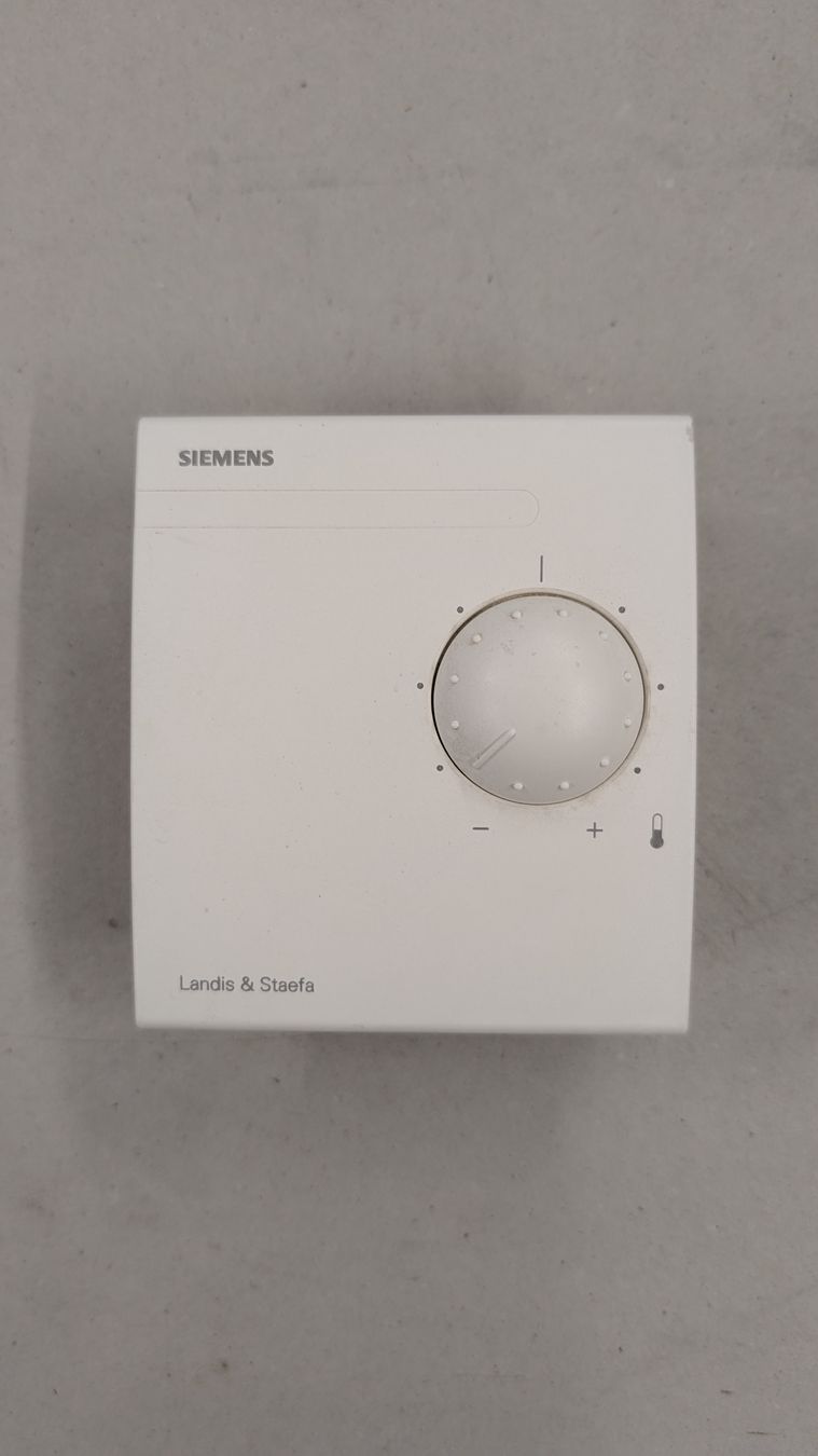 Siemens Sistema di controllo: Siemens Raumthermostat – Usato da Volketswil venduto da mar_c5pv