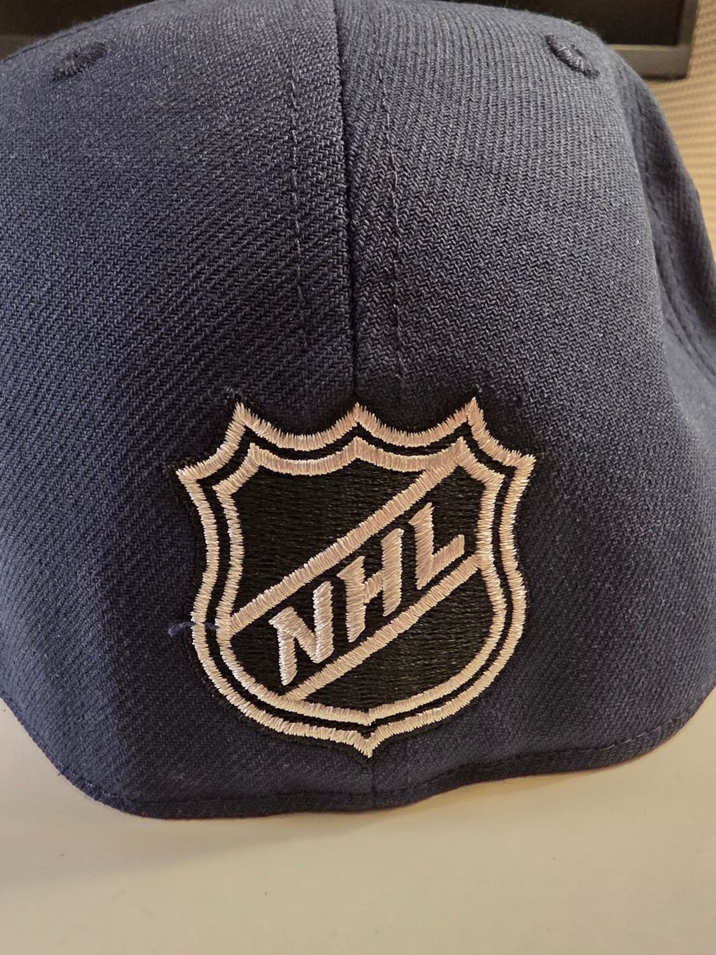 Mitchell & Ness Copricapi, berretti & cappellini: Cap Mitchell & Ness Dynasty Fitted 7 1/2 Seattle Kraken – Nuovo e nell'imballaggio originale da Mörigen venduto da Gadgeteer 3