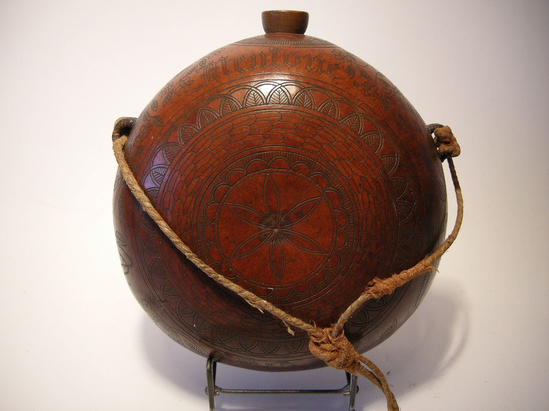 Flaschen: FELDFLASCHE AUS EINER KÜRBIS, KALEBASSE. FRANKREICH, E.18.JH – Gebraucht aus Grandcour von Flowerstyle 3