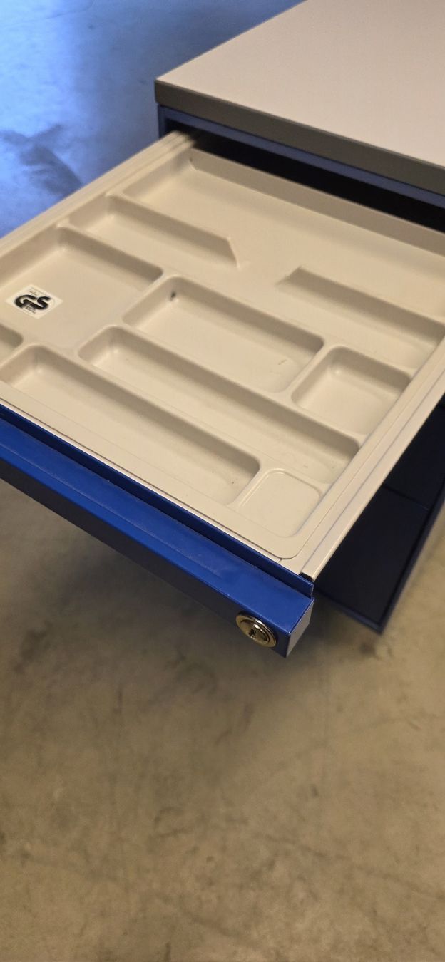 Lista Banconi: Blauer Rollcontainer mit 4 Schubladen Schlüssel fehlt – Usato da Wittenbach venduto da gruezi-schwiz 6