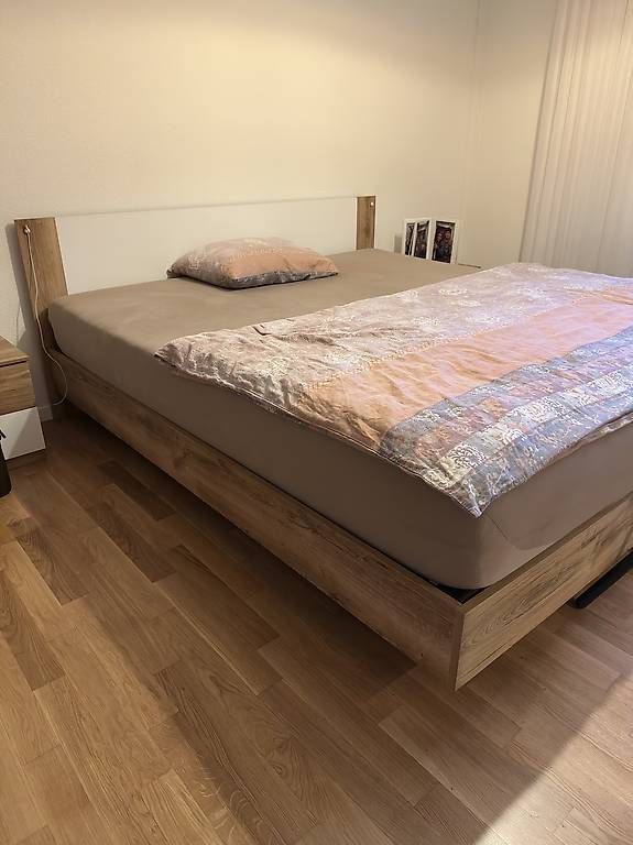 Schränke: Bett + 2 Nachttische – Gebraucht aus Suhr von albi-34