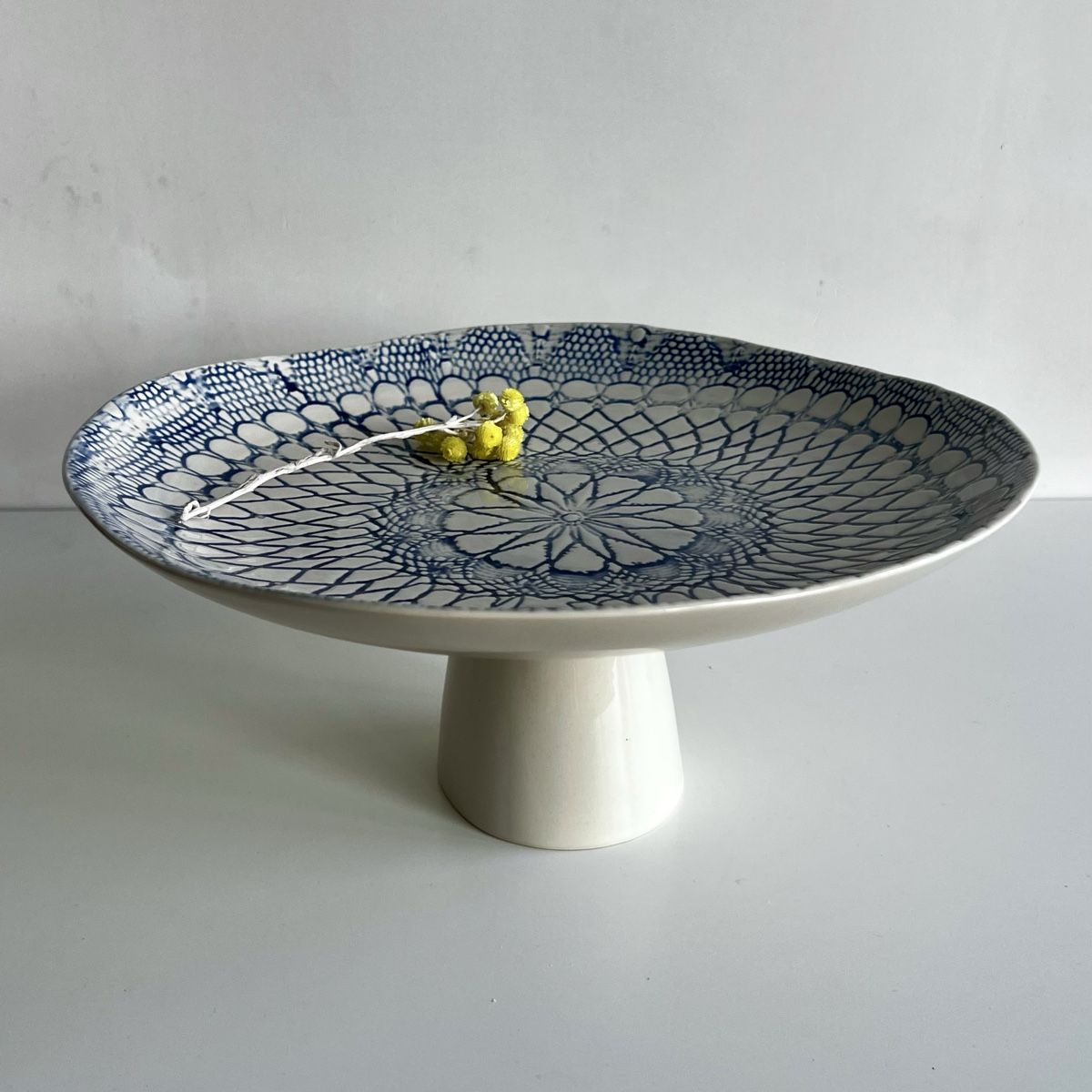 Piatti di portata: Large Ceramic Pedestal Cake Stand with Blue Lac – Usato da Oberägeri venduto da Theonose74