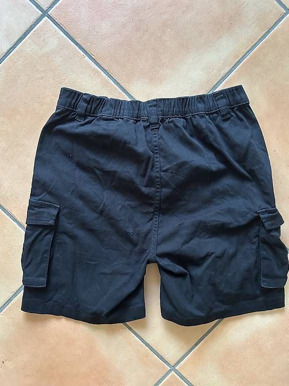 Hosen: Schwarze Damen Cargoshorts – Gebraucht aus Hitzkirch von mar_6xlt 1