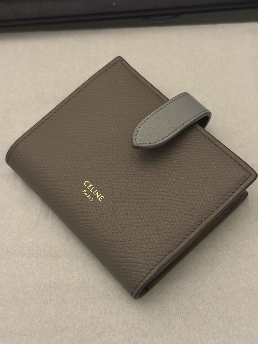 Celine Portafogli: Celine Small Strap Wallet, barely used! Stylish Find. – Usato da Bern venduto da CH_secondhand 1