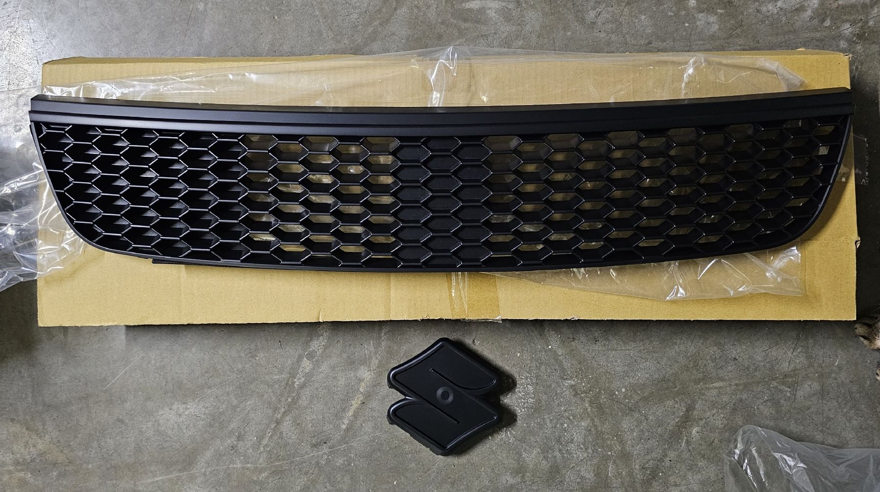 Suzuki Tutti pezzi di ricambio auto: Suzuki Swift Kühlergrill – Nuovo e nell'imballaggio originale da Oberhallau venduto da ric_qr89