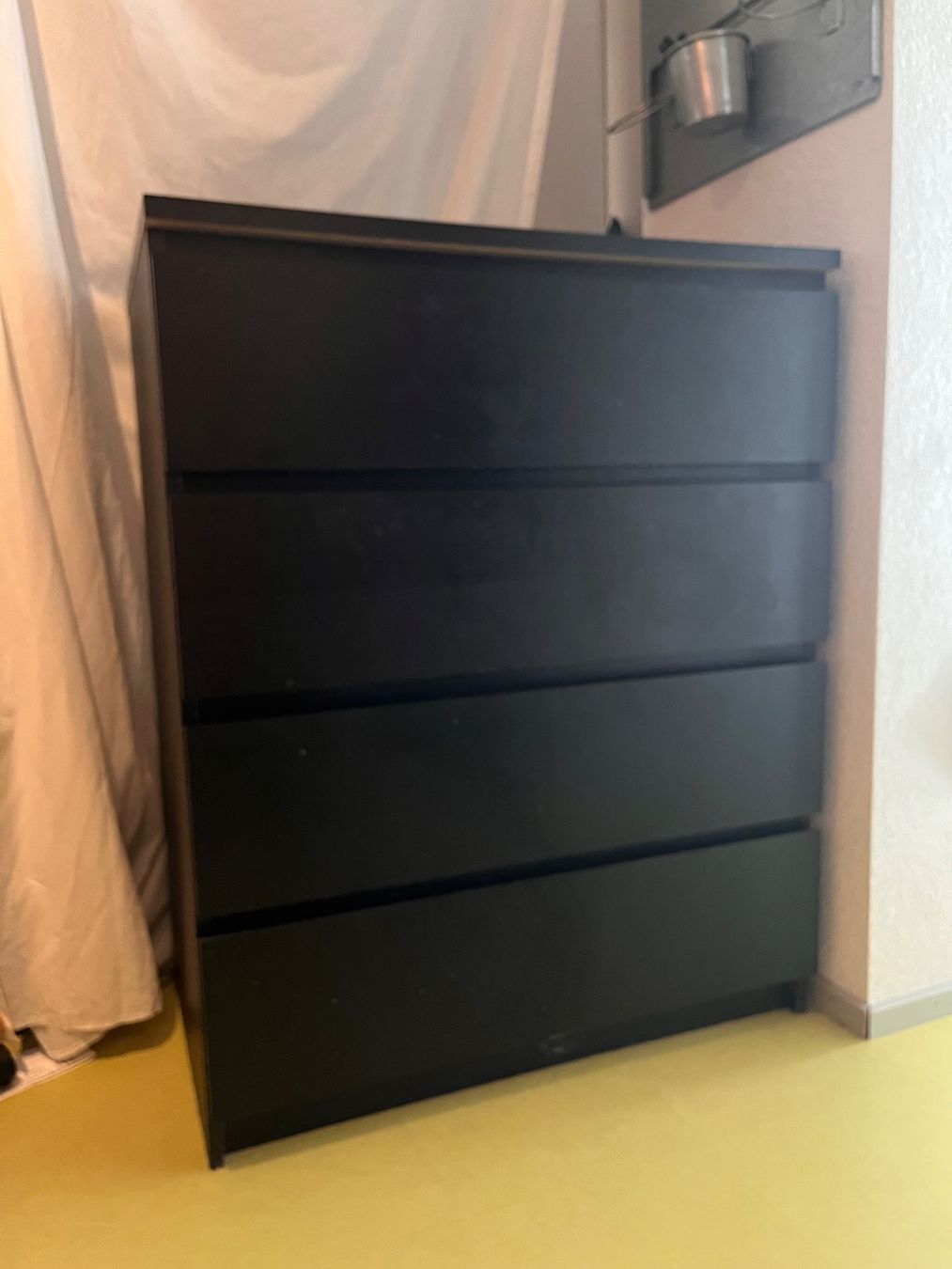 Ikea Commodes: Commode IKEA MALAMUTE 4 tiroirs noire bon état – D'occasion à Zürich par nat_69q2