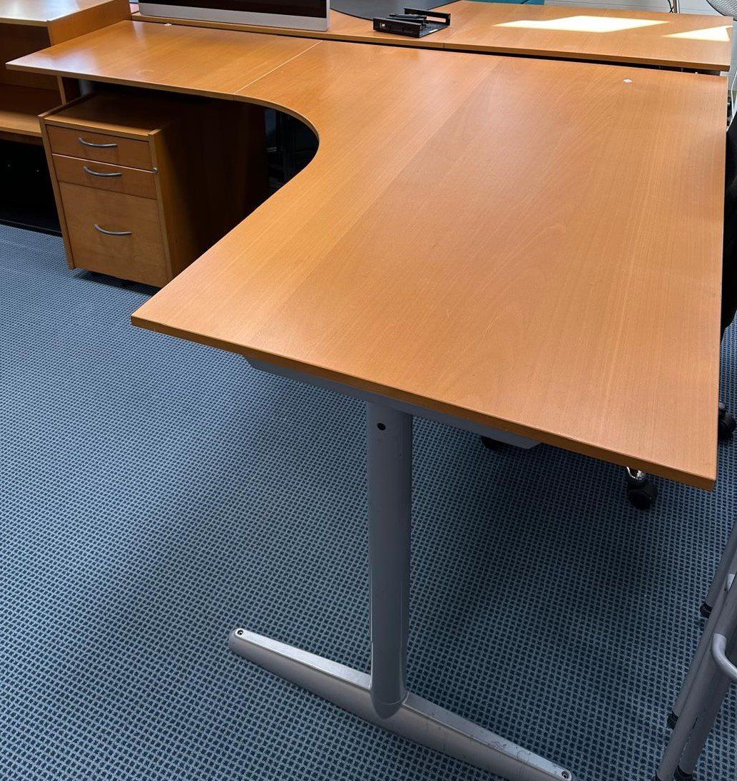 Scrivanie: Eckschreibtisch / Bürotisch – Usato da Rüti ZH venduto da Inovis_AG