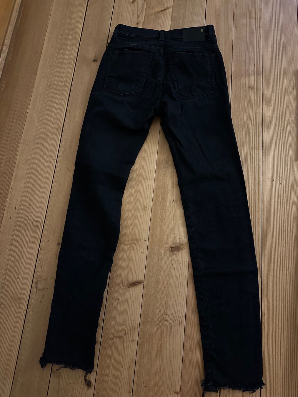 Jeans: Jeans R 13 schwarz distressed – Usato da Luzern venduto da Mamutpe 1