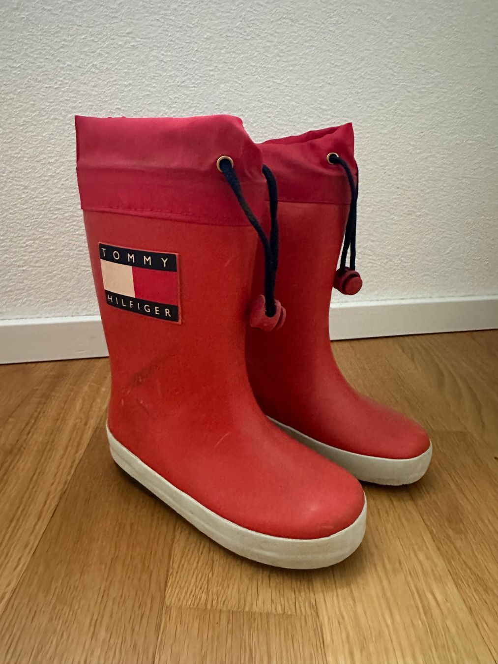 Tommy Hilfiger Scarpe per ragazzi: Gummistiefel Rot Grösse 24 Tommy Hilfiger – Usato da Unterägeri venduto da StefanGekko 1