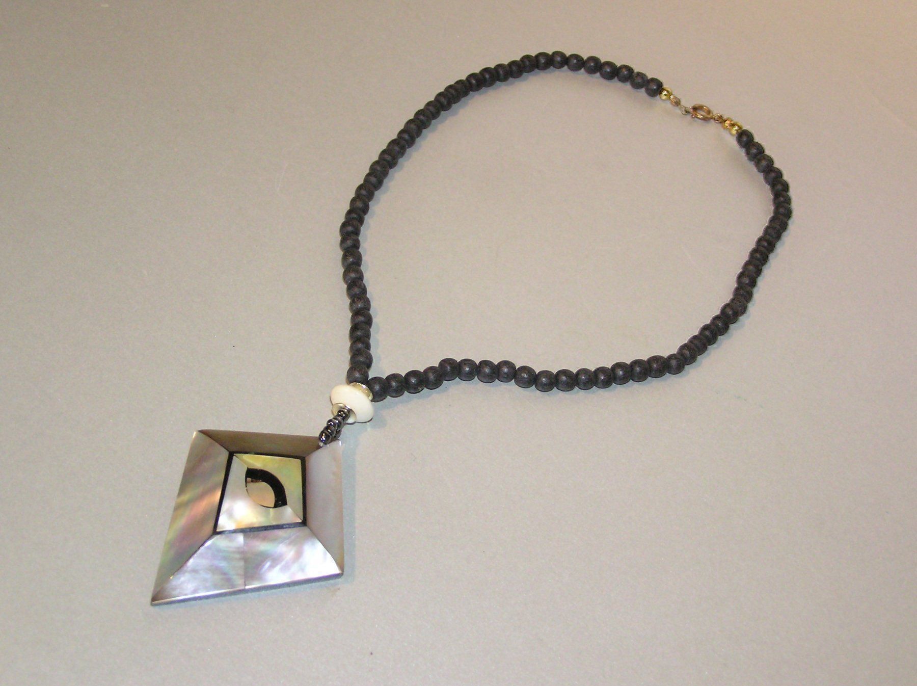 Catenine: KETTE MIT PERLMUTT ANHÄNGER – Nuovo (secondo la descrizione) da Grenchen venduto da country59