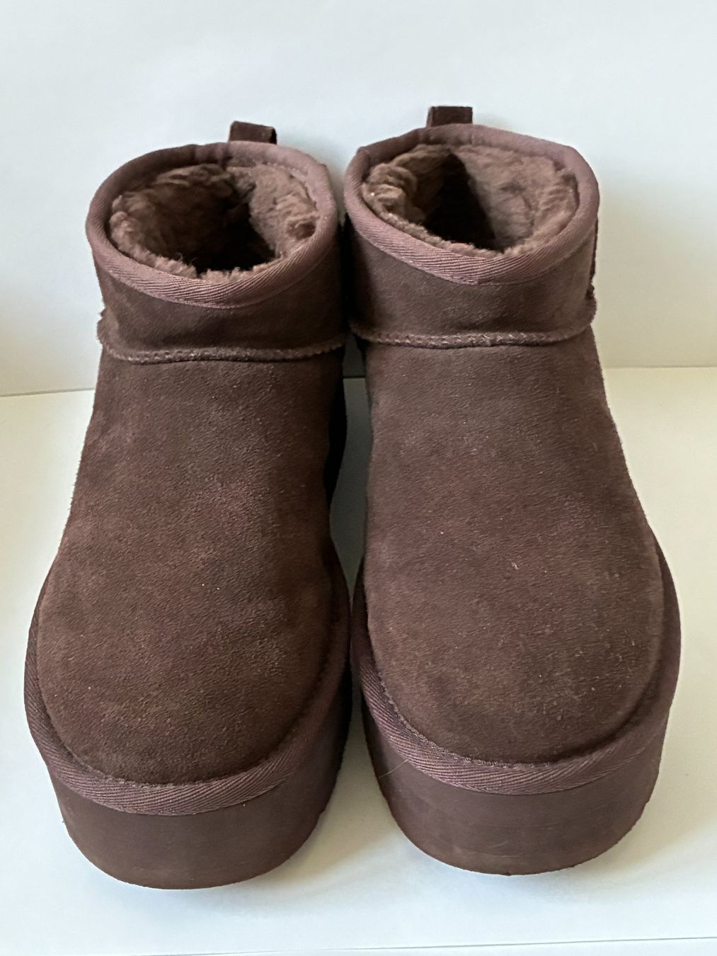 Ugg Scarpe da donna: Dunkelbraune UGG Boots Wildleder "Classic Ultra Mini" – Usato da Kloten venduto da Nephty 1