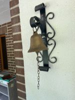 Dekorative Messingglocke mit Wandhalterung