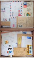 Un carton rempli de LETTRES ÉTRANGÈRES