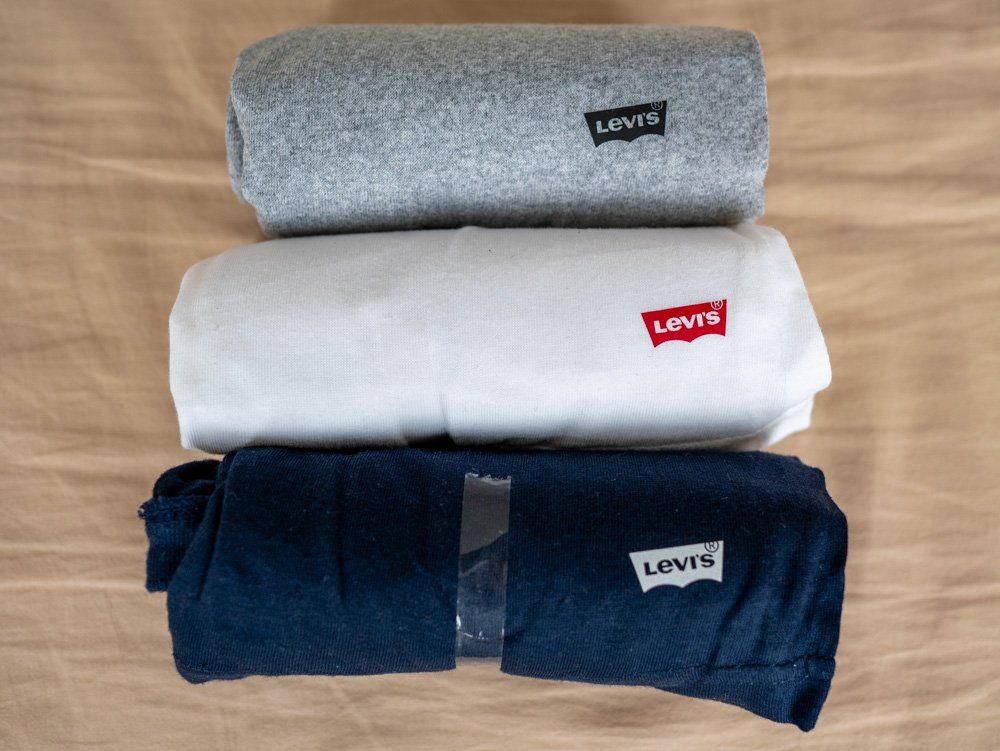 Levi's T-Shirts: Three Levi's cotton T-shirts – Neu und originalverpackt aus Geneve von mar_h5wp 1