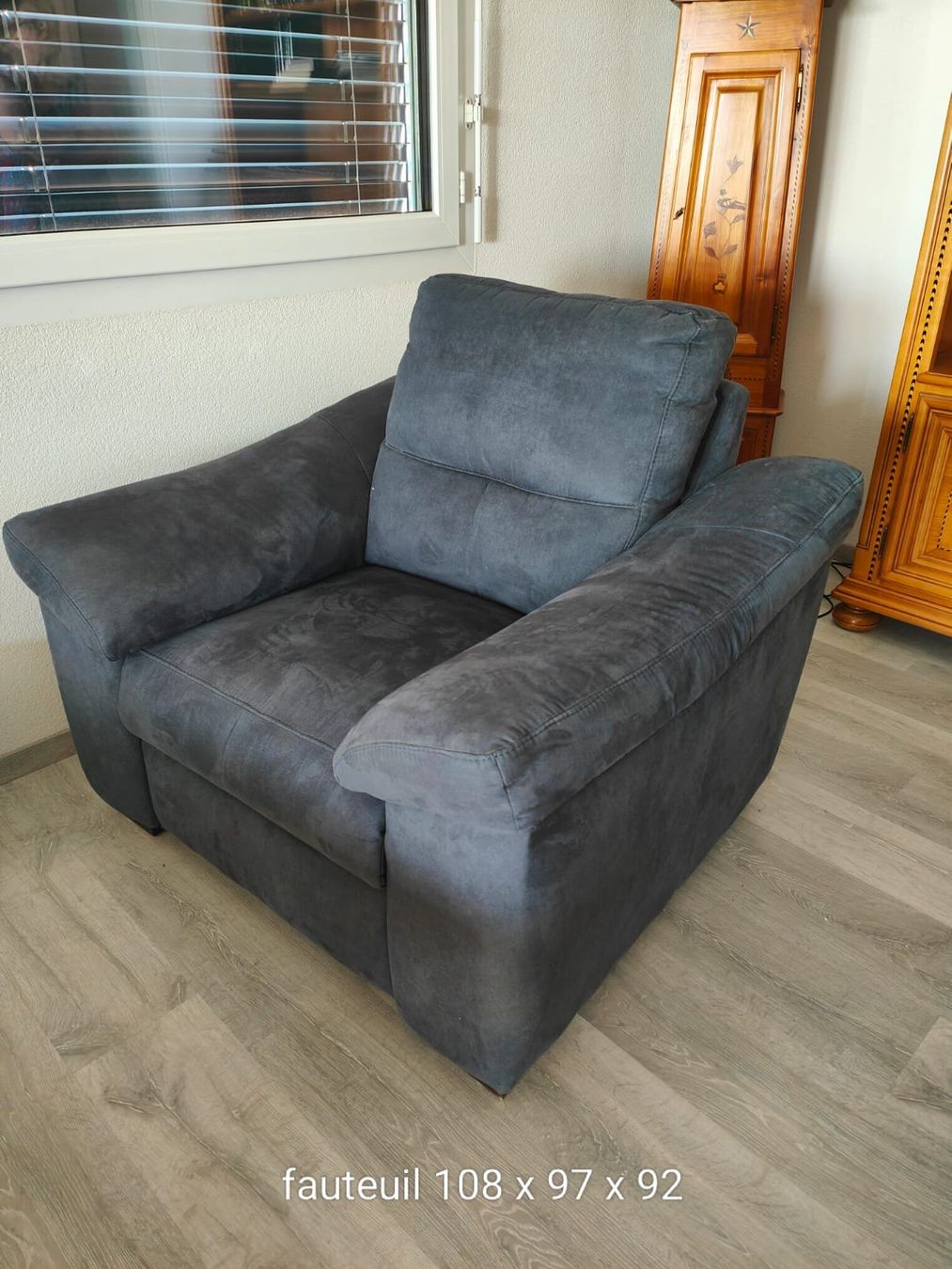 Conforama Sofas: Canapé avec deux fauteuils, motorisés – Gebraucht aus Nänikon von Pmr 1