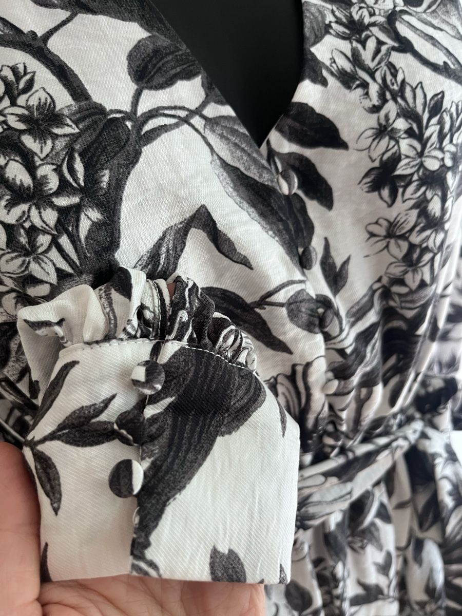 H&M Robes: H&M Kleid Blumenmuster V-Ausschnitt Gr S neu – Neuf (Voir description) à Baden par Didi_sunshine 3