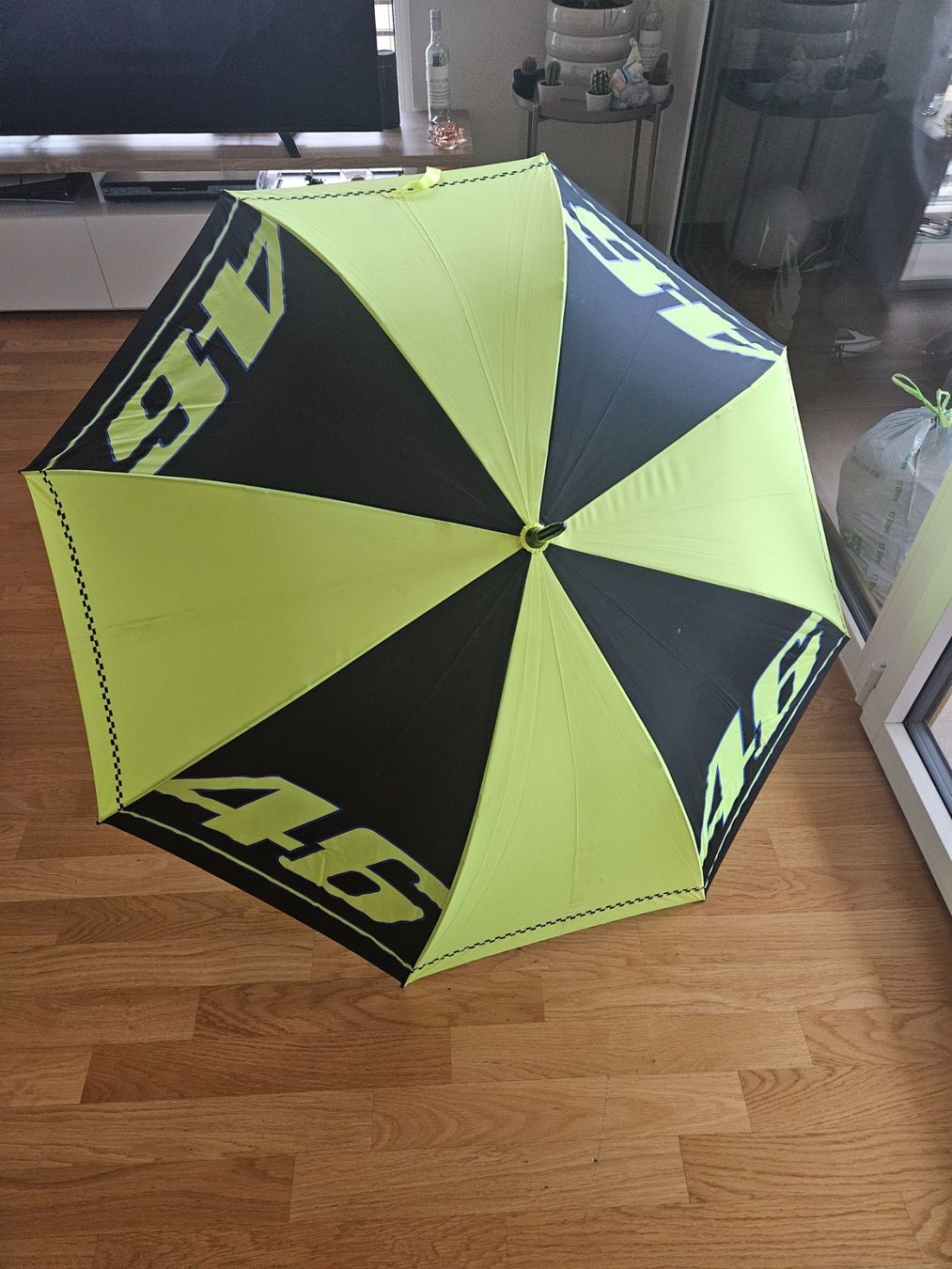Ombrelli: Parapluie Valentino Rossi VR46 – Nuovo (secondo la descrizione) da Morges venduto da Mlle_Croft_91