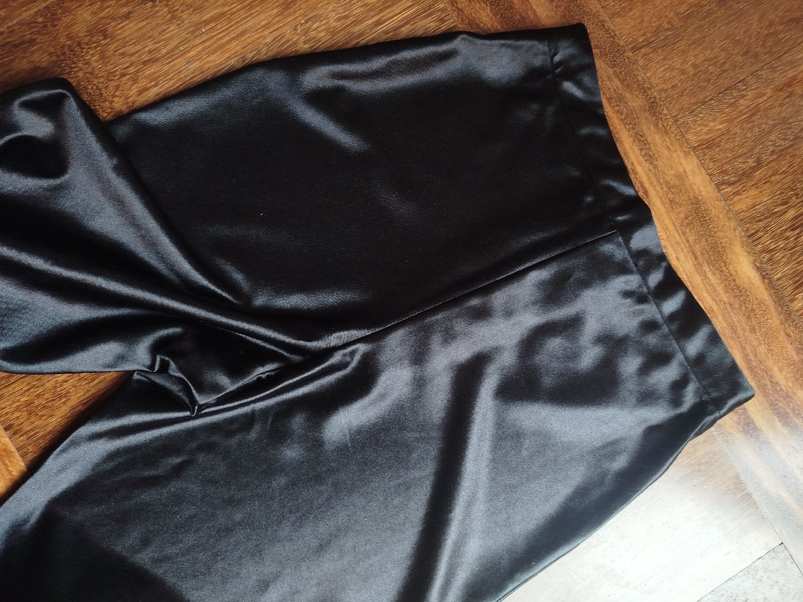 Asos Pantaloni: Schwarze Satinhose mit leichtem Schlag – Usato da St. Gallen venduto da jbu_ns6v 2
